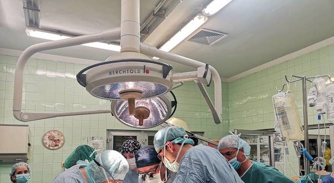 Специалисти от ВМА трансплантираха черен дроб на 40-годишен мъж
