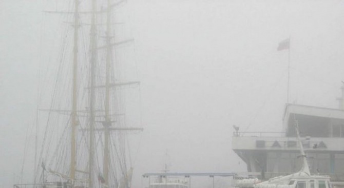 Пристанище Варна е затворено поради мъгла