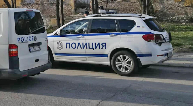 Екипи на полицията и жандармерията претърсиха луксозни имоти във Ветово