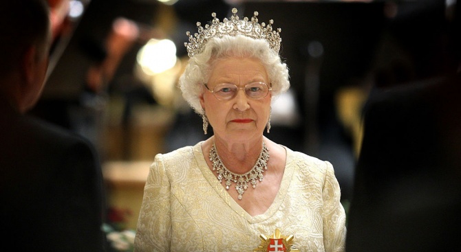 Кралица Елизабет заяви, че е дълбоко натъжена от пожара в "Нотр Дам"