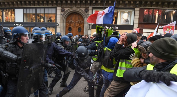 Прокуратурата в Париж разследва призиви на "жълтите жилетки" към полицаите да се самоубиват 