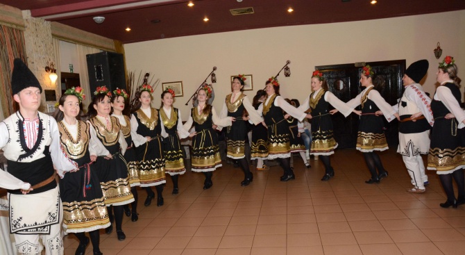 Жители на Кюстендил и гости на града се хванаха на общо Великденско хоро с благотворителна цел