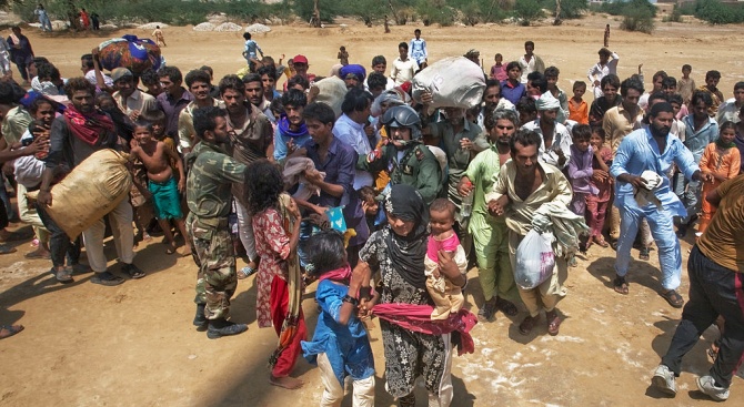 Индийски щат евакуира 800 хил. души заради наближаващ  циклон 