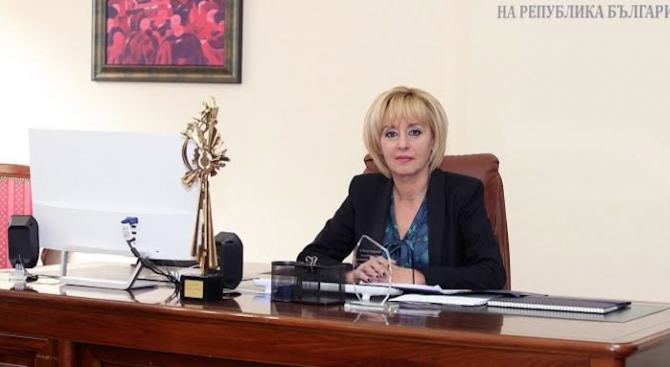 Мая Манолова атакува пред КС седем разпоредби от Изборния кодекс