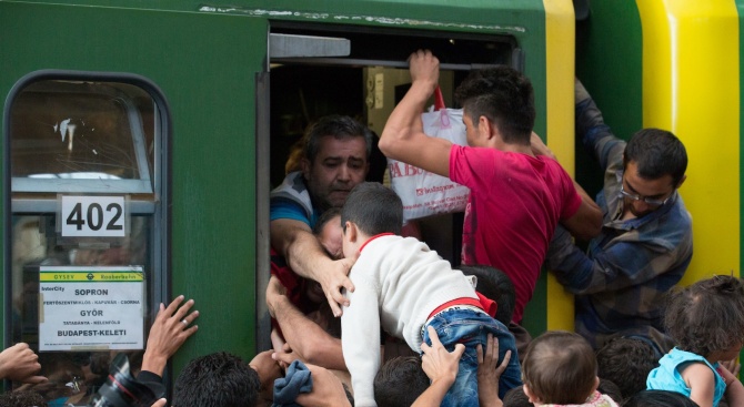 ООН: Унгария мори имигранти с глад