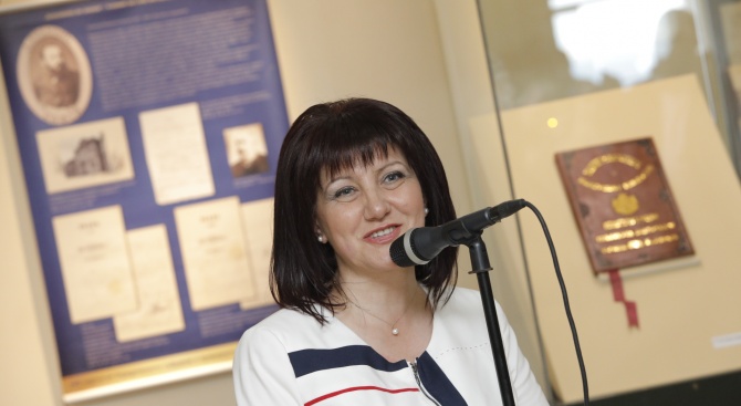 Цвета Караянчева откри в Бургас изложба, посветена на 140-ата годишнина от Учредителното събрание