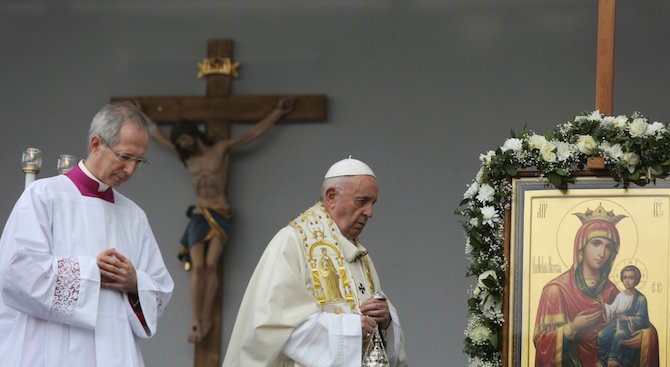 Папата служи днес с омофора, подарен му от Борисов