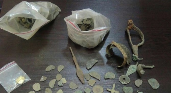Иззеха старинни предмети и монети в Хасково