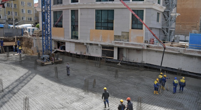 Стотици кубични метра бетон се изливат на мястото на Двойната къща