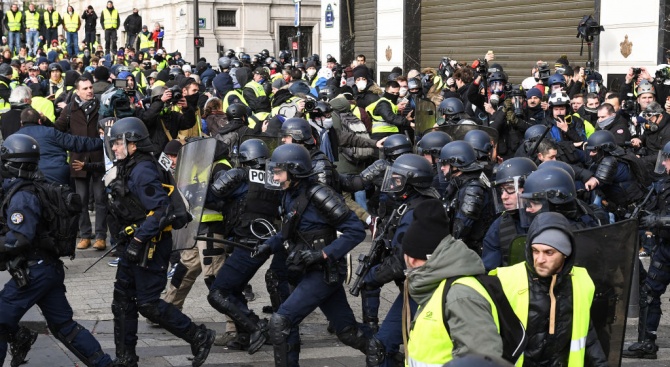 "Жълтите жилетки" протестират във Франция 26-а поредна събота 