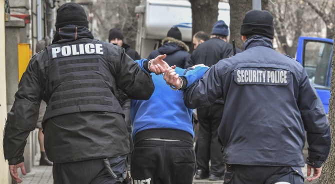 Закопчаха "муле" на телефонни измамници в Ловеч