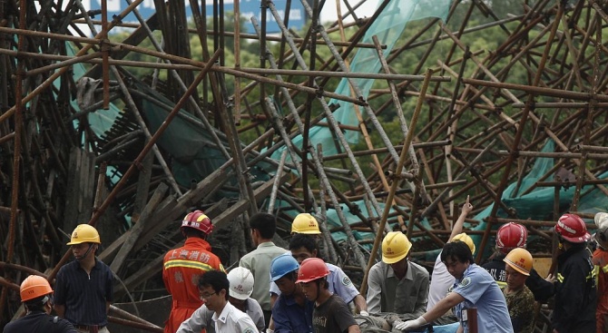 Сграда рухна в Шанхай,  9 души са блокирани под развалините