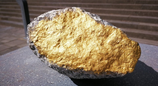 Австралиец откри с металотърсач 1,4-килограмова златна буца 