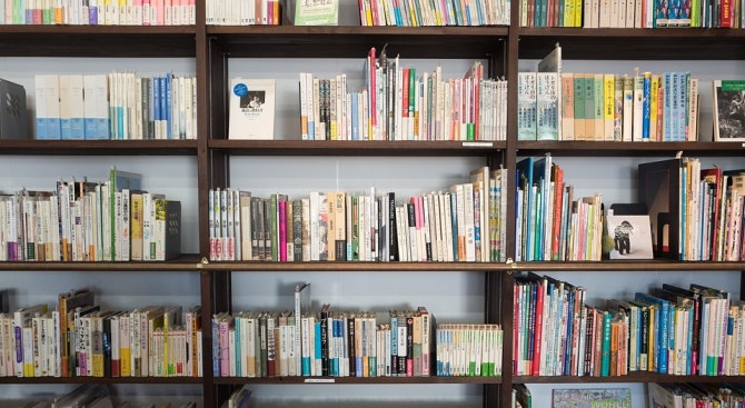 Регионалната библиотека в Кюстендил получи традиционно дарение от книги преди 24 май