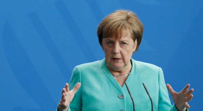 Историята ще докаже, че Меркел взе правилно решение за бежанците, заяви Юнкер