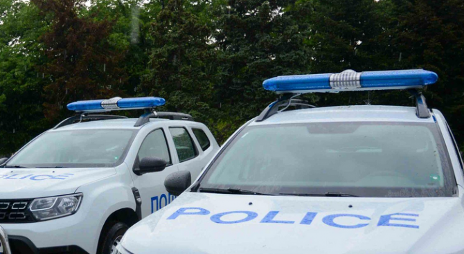 Трима задържани в плевенско село, нападнали полицейски автомобили