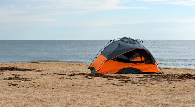 Няма да глобяват за палатки на плажа в Царево
