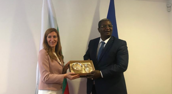 Ангелкова проведе работна среща с министъра на туризма на Алжир