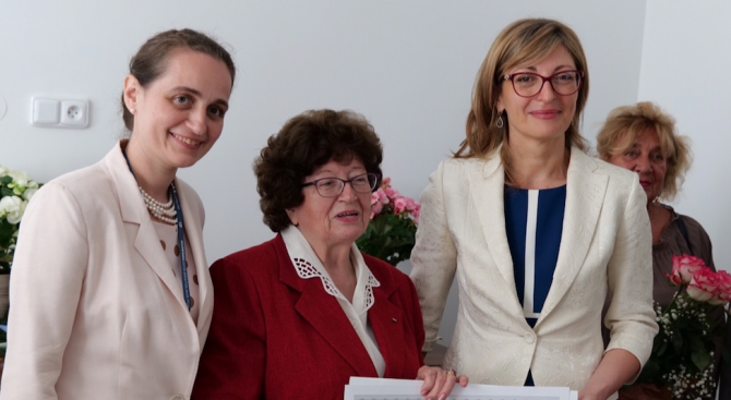 Екатерина Захариева награди доайена на българското землячество в Словакия