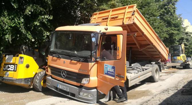 Камион на ВиК - Хасково пропадна в собствената си яма