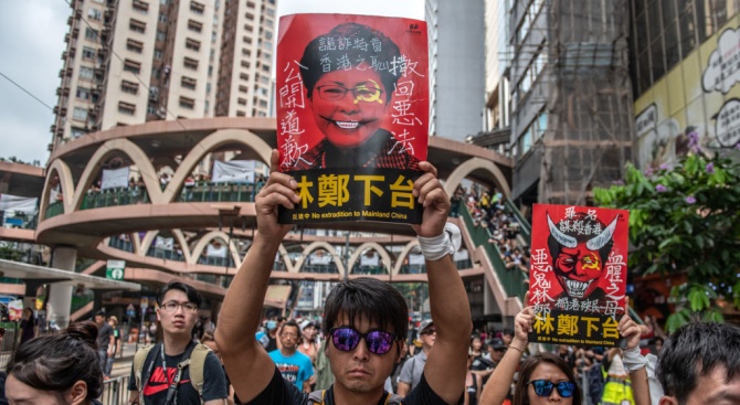 Лидерката на Хонконг се извини на обществото за действията си около законопроекта за екстрадицията