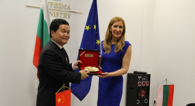  Министър Ангелкова проведе работна среща с новия посланик на Китай в България Н.Пр. Дун Сяодзюн