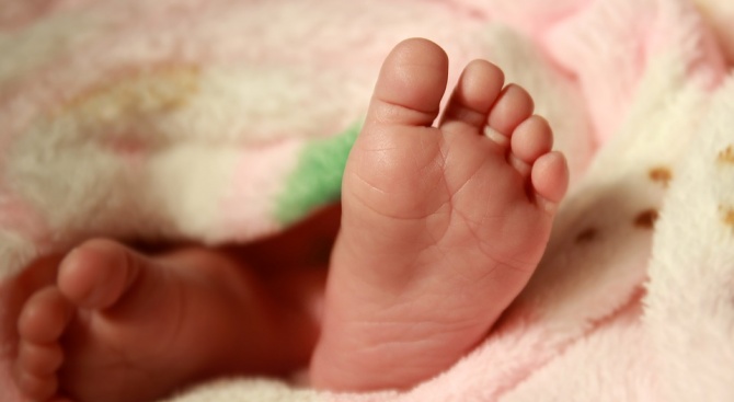 Бебе от Варна чака за операция в Белгия близо два месеца