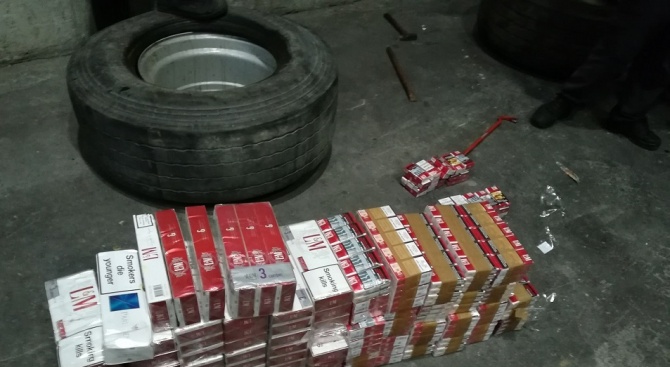 Митначари спипаха 22 000 къса контрабандни цигари в резервните гуми на камион 