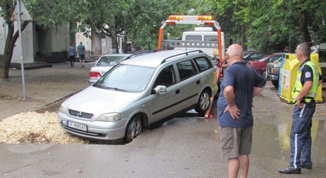 Кола падна в необозначен изкоп на ''Топлофикация'' в Русе