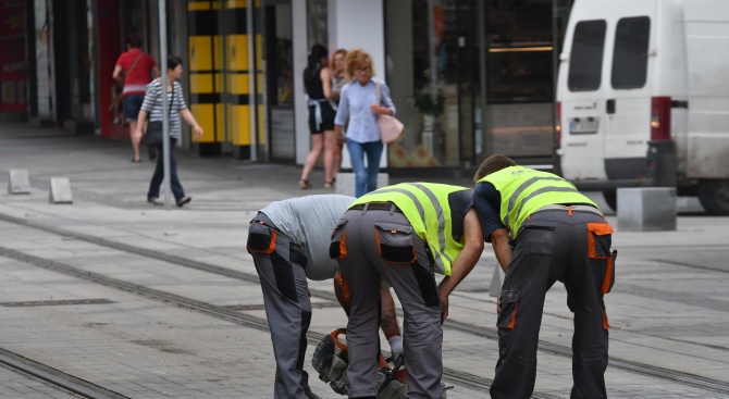 Работници отново ремонтират столичната улица "Граф Игнатиев"