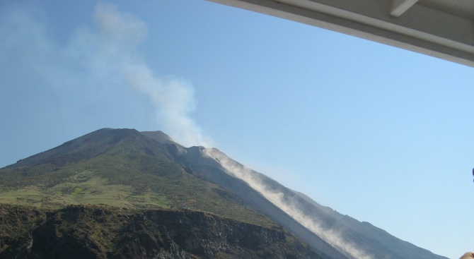 Изригналият вулкан на остров Стромболи взе първа жертва
