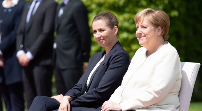 Меркел и датската премиерка изслушаха държавните химни седнали
