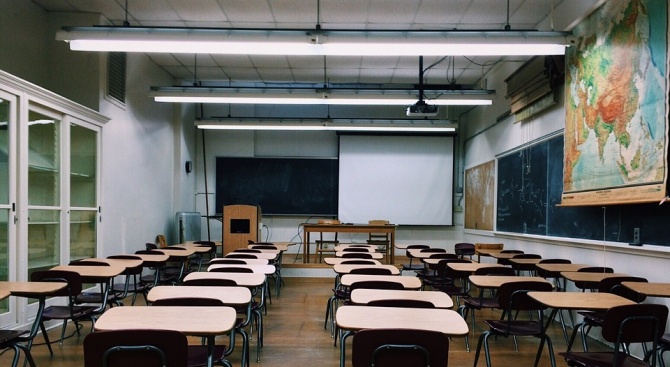 Закриват три паралелки в училищата във Великотърновско