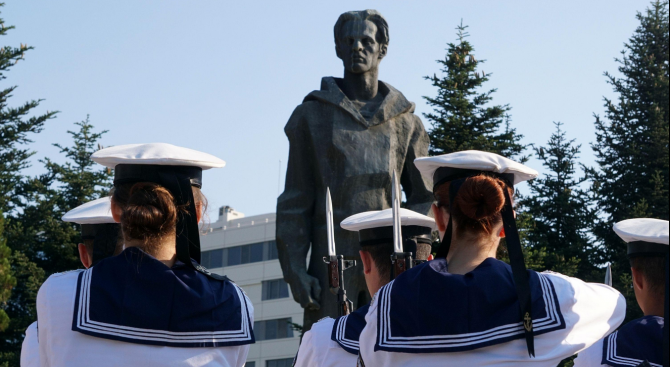 Военноморското училище във Варна отдаде почит на Никола Вапцаров