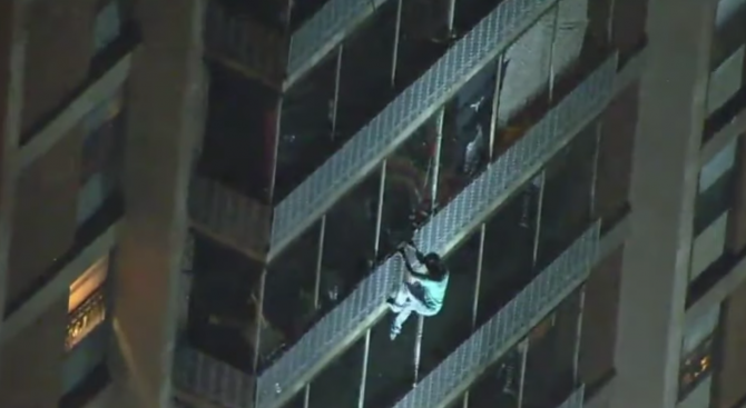 Младеж изкатери 15 етажа на сграда от външната ѝ страна, за да спаси майка си