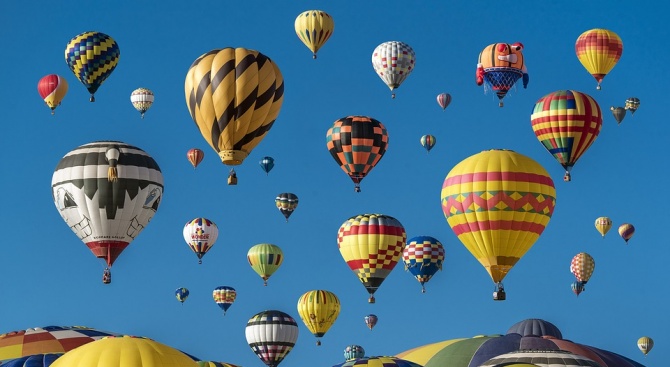 500 балона с горещ въздух в небето над Франция в опит за рекорд