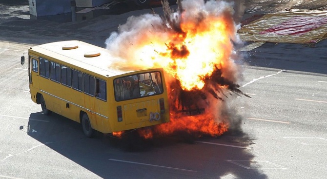 Петима души, включително две деца, загинаха, след като автобус избухна в пламъци на магистрала в Турция 
