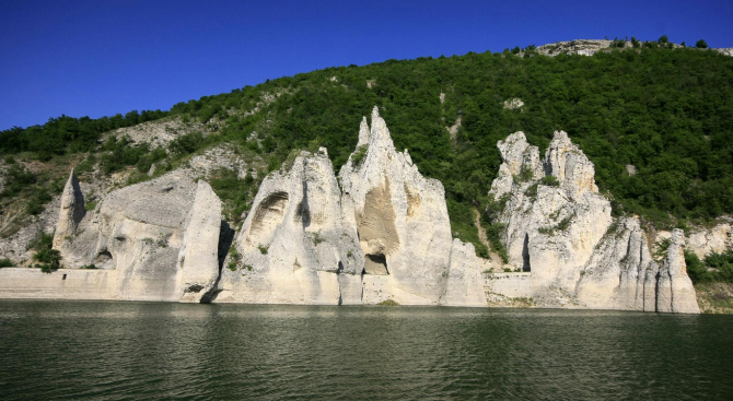 Вандали посягат на Чудните скали край Варна