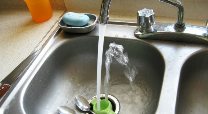 Здравни инспектори установиха влошено качество на водата в Трън