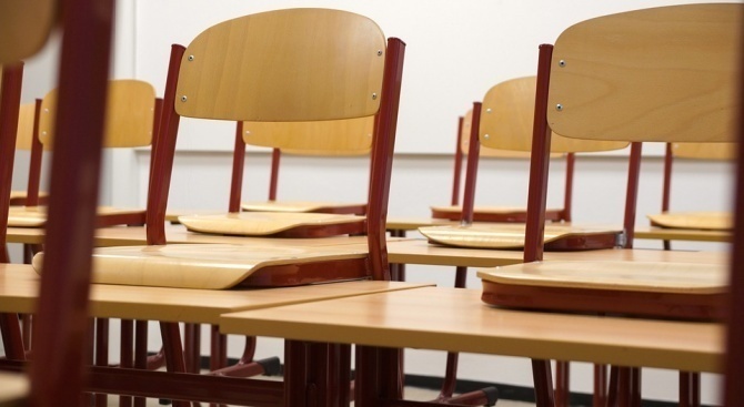 Две паралелки в ямболски гимназии може да бъдат закрити поради недостиг на ученици