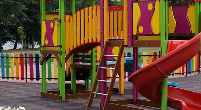Община Трън изгражда детски площадки в две села