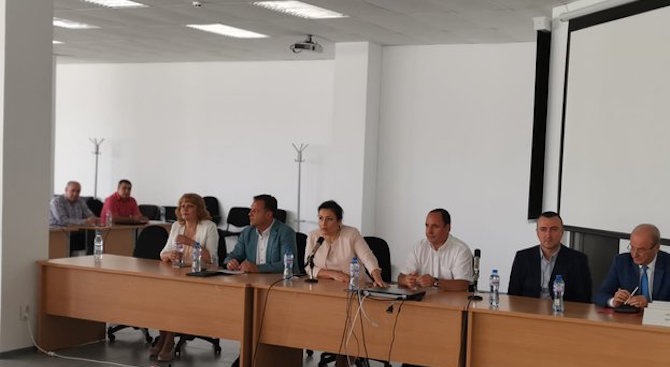 Министър Танева: До 26 август трябва да се представят протоколите за дезинфекция на дворовете и населените места 