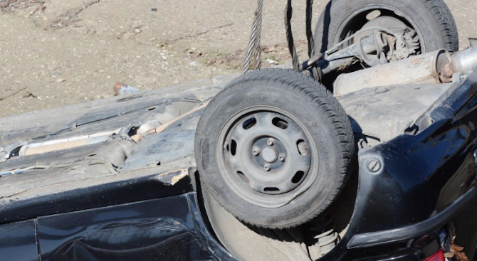 Пиян шофьор обърна кола по таван на пътя Асеновград - Смолян