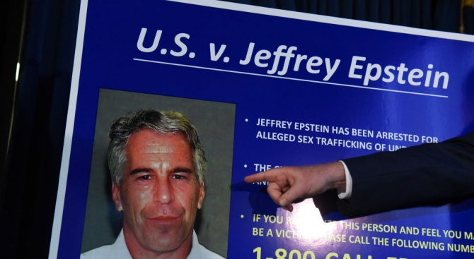 Смъртта на скандалния богаташ Джефри Епстайн предизвиква недоумение в САЩ