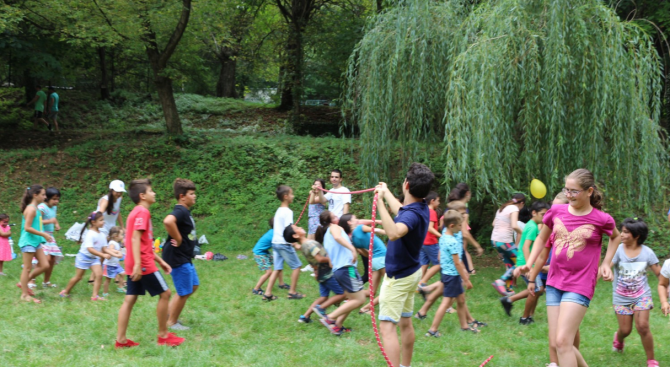 Доброволци организираха детски празник в Ловеч