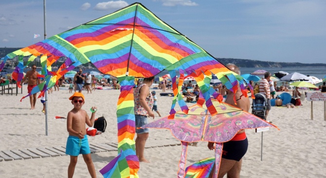 Парад на хвърчилата оцвети варненски плаж 