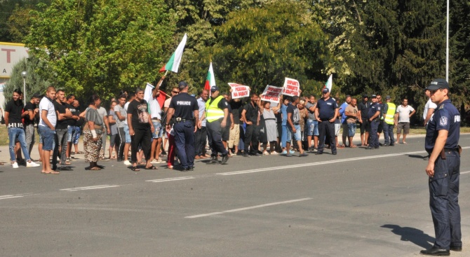 Стотина роми опитаха да блокират главния път Силистра - Шумен