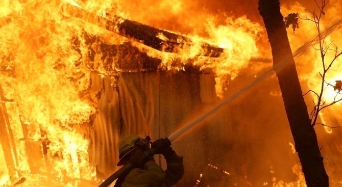Все още не е ясна причината за пожара в склада в Ботевград