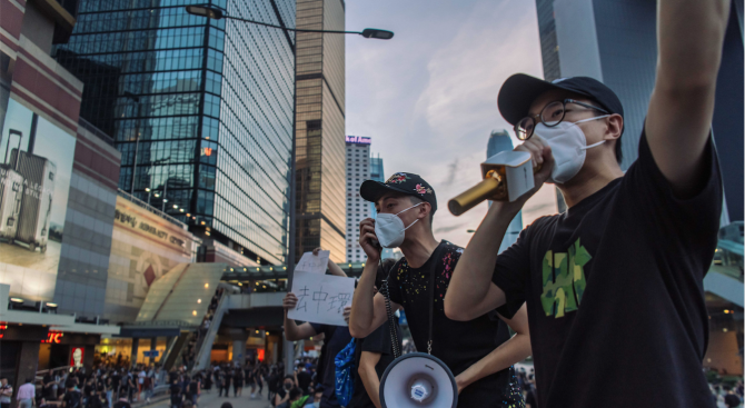 Хонконгската полиция е арестувала 29 души при сблъсъци през нощта