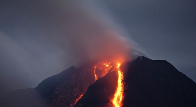 Вулканът на италианския остров Стромболи изригна и предизвика пожари